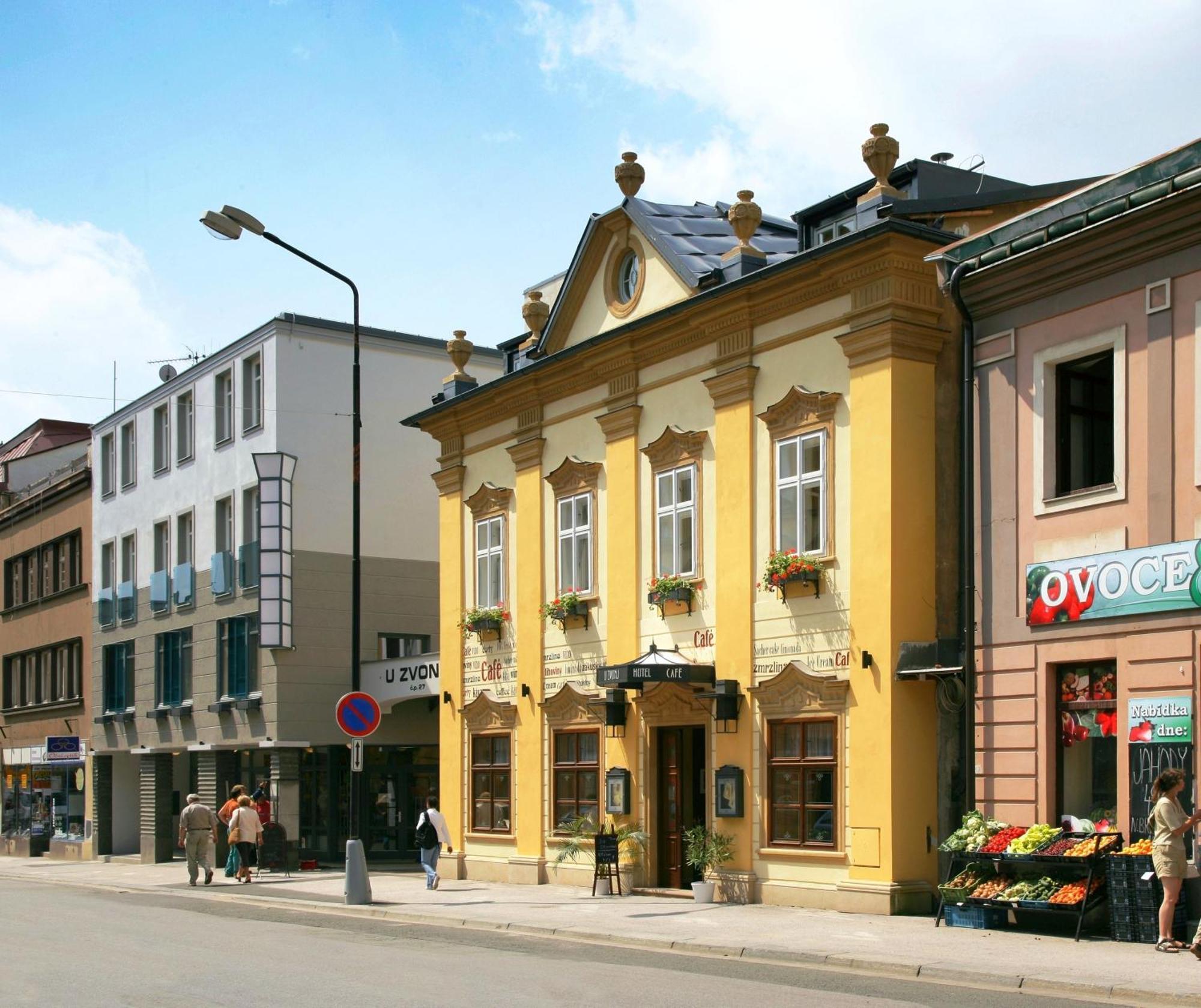 Hotel U Zvonu Vrchlabi Bagian luar foto