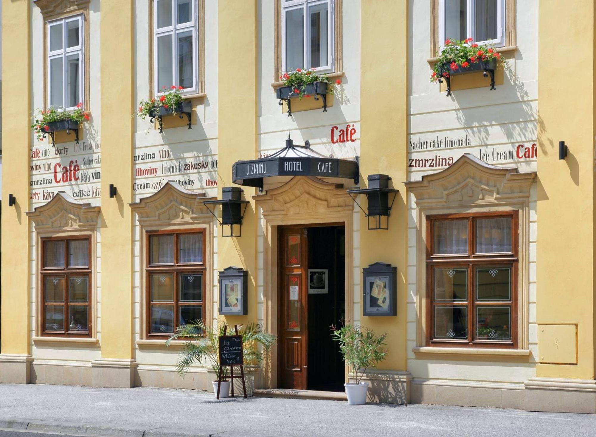 Hotel U Zvonu Vrchlabi Bagian luar foto